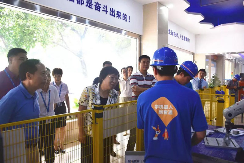 东莞市副市长喻丽君及相关领导组成的调研组到访东莞倍增企业进行调研指导05